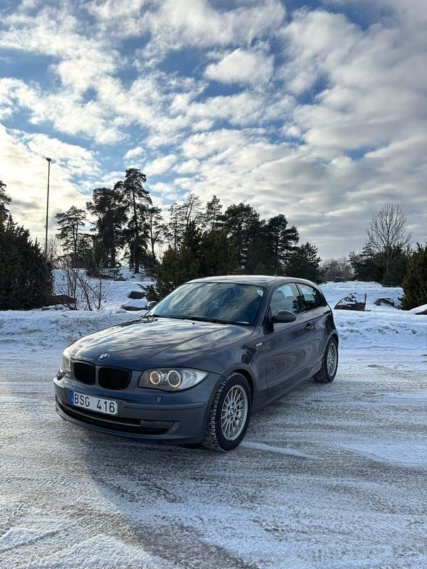 Gray metallic Begagnad 2008 BMW 118 Halvkombi | 52 000 kr (Marknadspris) - Bild 1/4