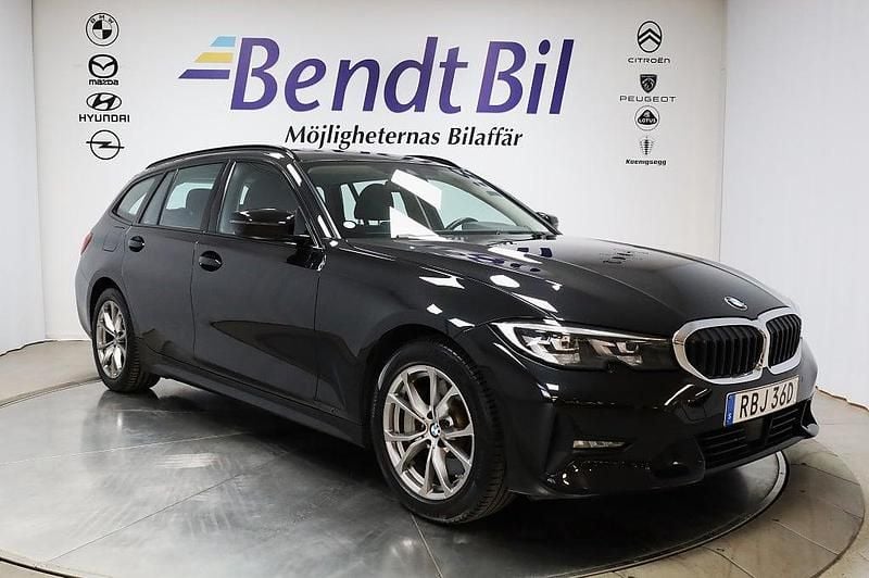Svart Begagnad 2020 BMW 330e Shadowline Kombi | 244 500 kr (Marknadspris) - Bild 1/3
