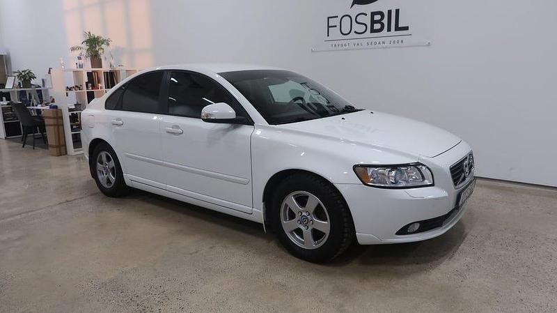 Vit Begagnad 2011 Volvo S40 Momentum Sedan | 79 900 kr (Dyr) - Bild 1/3