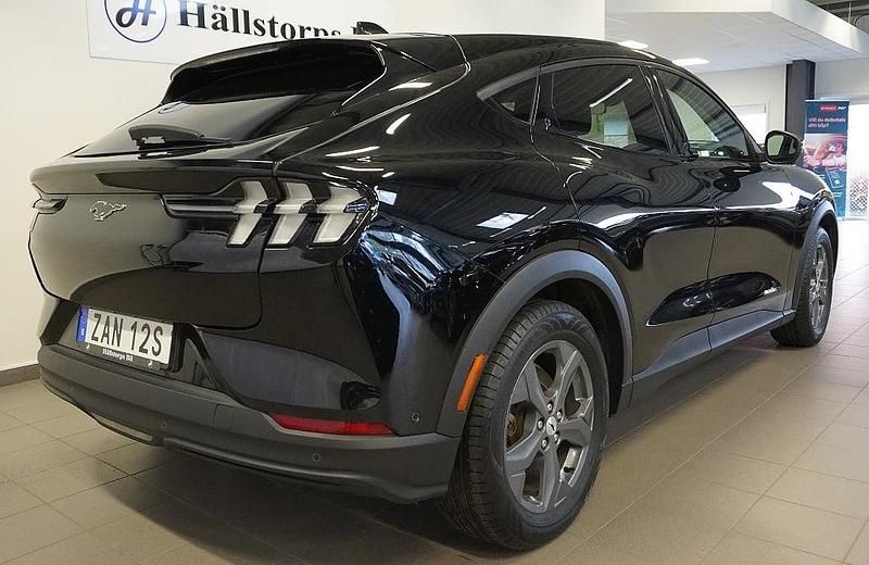 Begagnad Ford Mustang Mach-E 216 kW (294 HK) 2022 Svart SUV