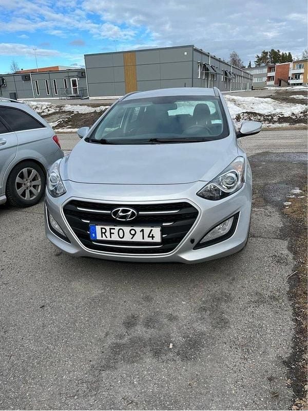 Silver Begagnad 2017 Hyundai i30 Kombi | 100 000 kr (Bra pris) - Bild 1/2
