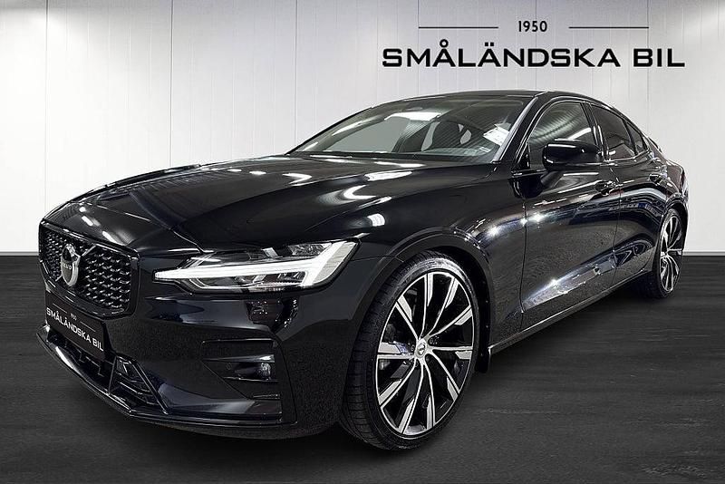 Svart Begagnad 2022 Volvo S60 Plus Sedan | 379 000 kr (Marknadspris) - Bild 1/4