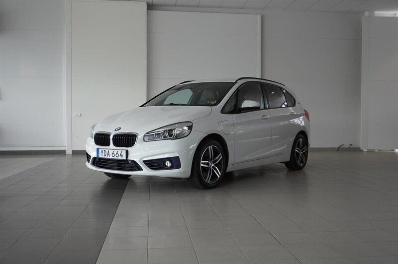 Vit Begagnad 2016 BMW 225 Active Tourer Sport Line Minibuss | 169 800 kr (Marknadspris) - Bild 1/4