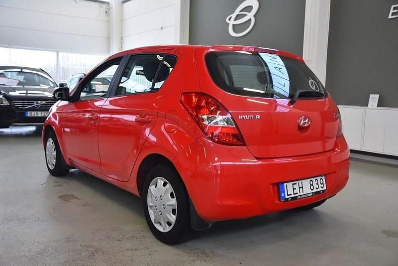 Begagnad Hyundai i20 Select 101 HK (74 kW) 2010 Röd Halvkombi