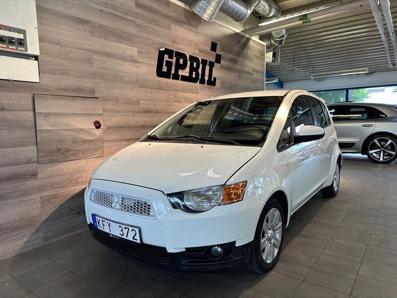Vit Begagnad 2010 Mitsubishi Colt Halvkombi | 49 000 kr (Lite dyr) - Bild 1/4