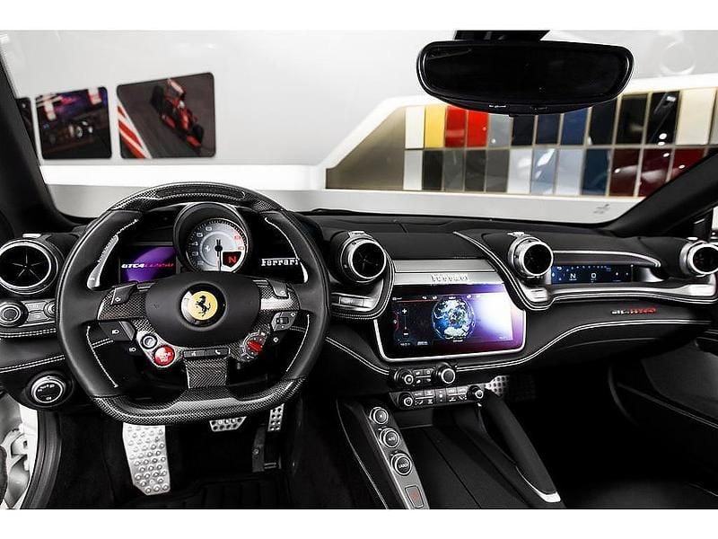 Begagnad Ferrari GTC4Lusso 690 HK (507 kW) 2017 Vit Kombi