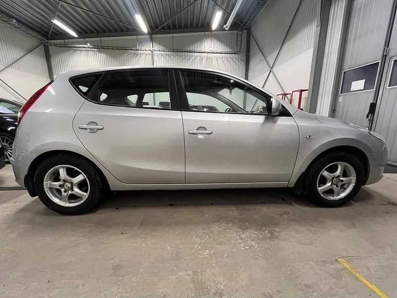 Begagnad Hyundai i30 122 HK (89 kW) 2008 Silver metallic