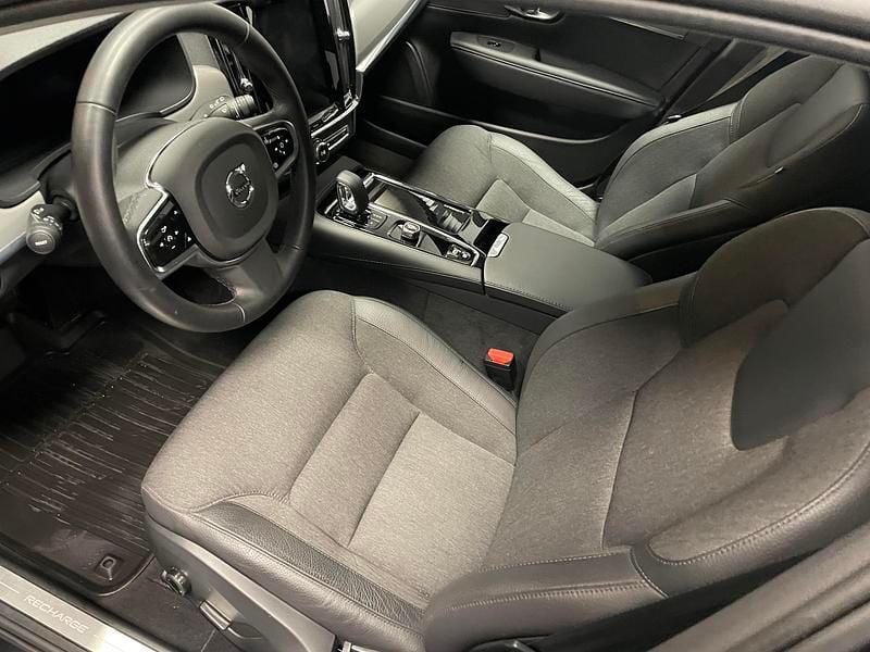 Begagnad Volvo V90 Core 349 HK (256 kW) 2023 Svart Kombi