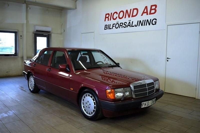 Ljusröd Begagnad 1993 Mercedes 190 Sedan | 69 900 kr - Bild 1/4