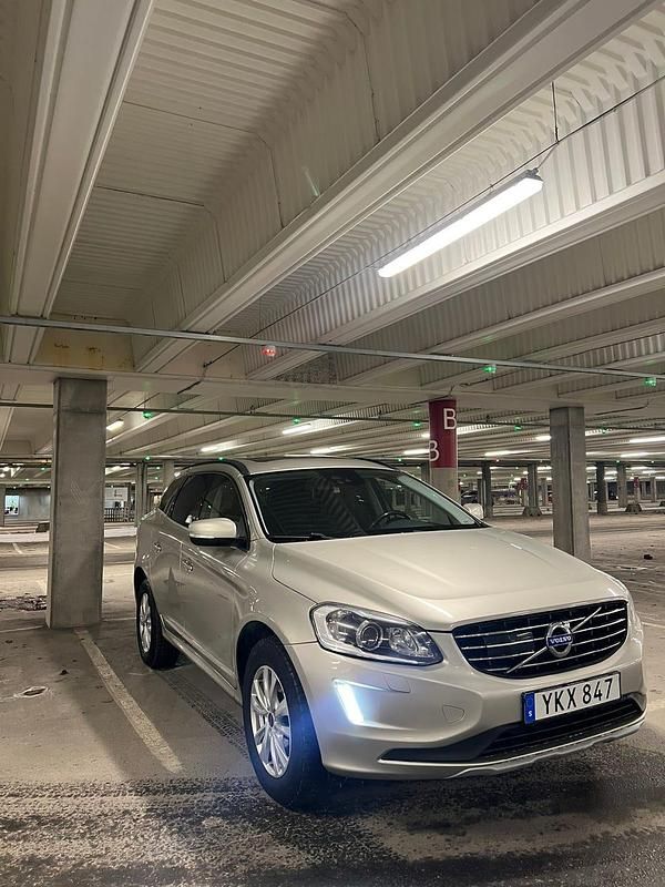 Begagnad Volvo XC60 190 HK (139 kW) 2017 Ljusbeige SUV