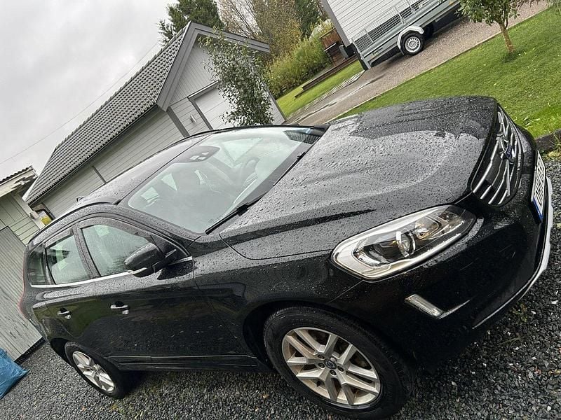 Svart Begagnad 2017 Volvo XC60 Momentum SUV | 148 600 kr (Bra pris) - Bild 1/4