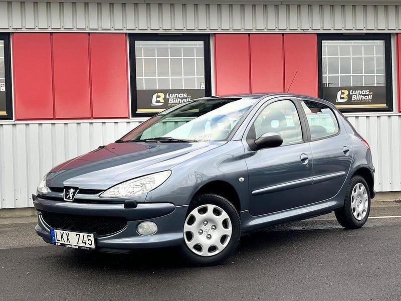 Mörkgrå Begagnad 2007 Peugeot 206 Halvkombi | 44 900 kr (Dyr) - Bild 1/4