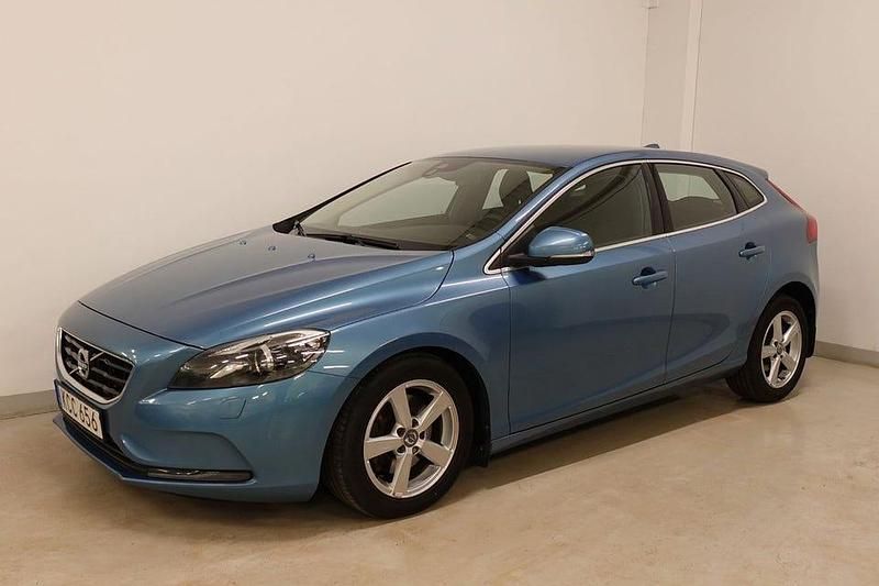 Blå Begagnad 2015 Volvo V40 Momentum Kombi | 117 900 kr (Marknadspris) - Bild 1/4