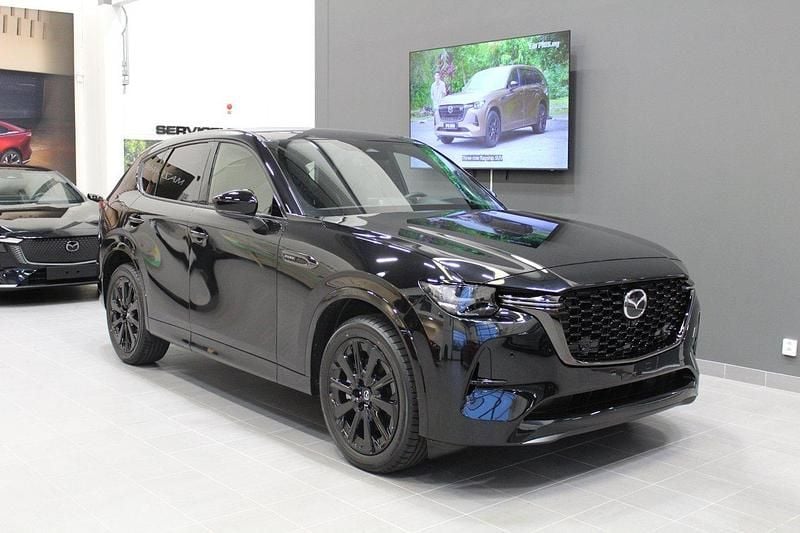 Svart (jet black mica) Ny 2025 Mazda CX-60 Homura-Line SUV | 577 100 kr (Marknadspris) - Bild 1/4