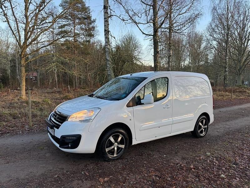 Vit Begagnad 2015 Peugeot Partner Minibuss | 70 000 kr (Marknadspris) - Bild 1/4