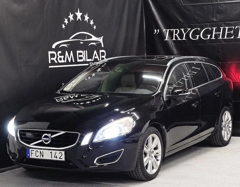 Svart Begagnad 2010 Volvo V60 Summum Kombi | 109 800 kr (Marknadspris) - Bild 1/4