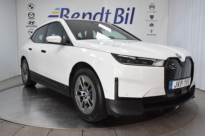 Vit Begagnad 2022 BMW iX Comfort Edition SUV | 444 500 kr - Bild 1/3