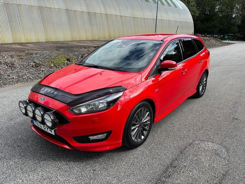 Röd Begagnad 2017 Ford Focus ST-Line Kombi | 86 000 kr (Superpris) - Bild 1/4