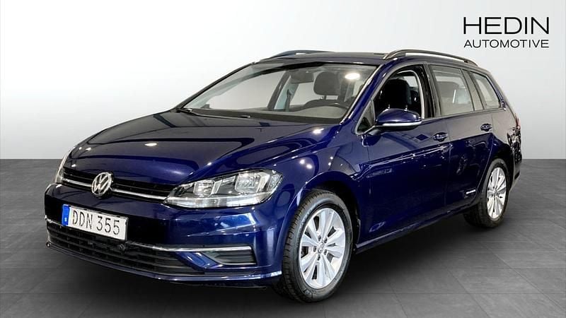 Mörkblå (blue) Begagnad 2017 VW Golf VII Kombi | 129 800 kr (Marknadspris) - Bild 1/4