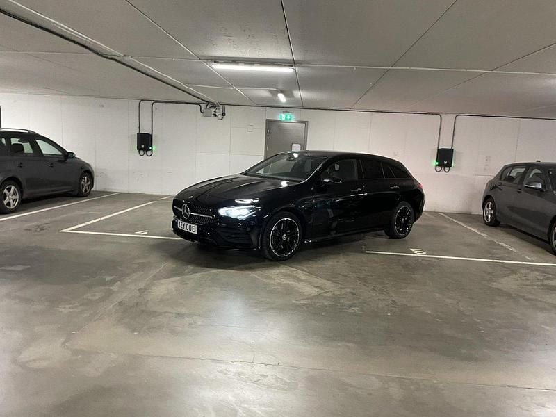 Svart Begagnad 2021 Mercedes CLA250e Shooting Brake AMG Kombi | 304 900 kr (Marknadspris) - Bild 1/4