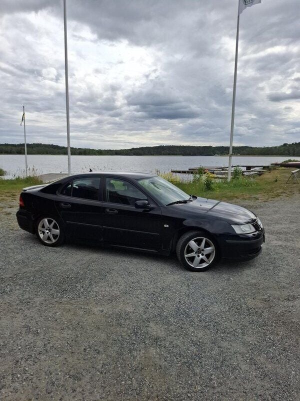 Svart Begagnad 2005 Saab 9-3 Linear Sedan | 27 490 kr (Marknadspris) - Bild 1/4