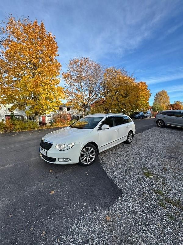 Begagnad 2011 Skoda Superb Kombi | 37 000 kr (Marknadspris) - Bild 1/4