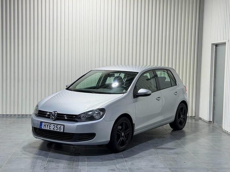 Silver Begagnad 2011 VW Golf VI Halvkombi | 64 900 kr (Marknadspris) - Bild 1/4