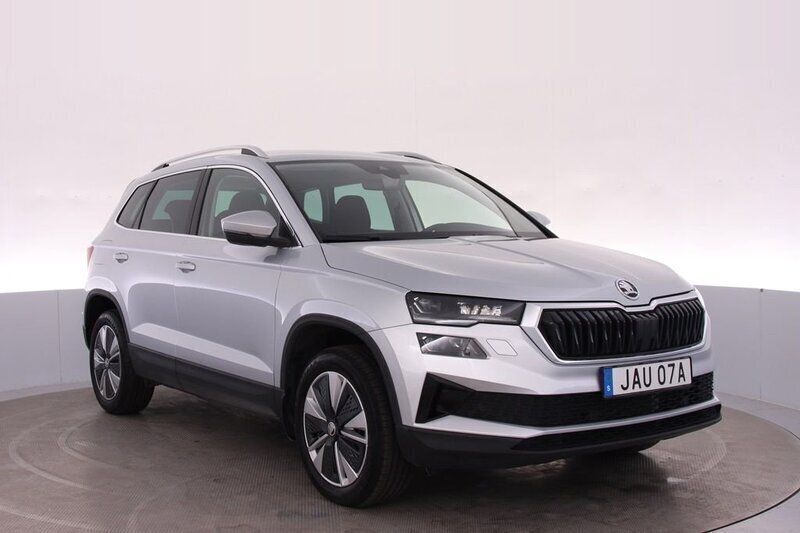 Silver Begagnad 2023 Skoda Karoq Style SUV | 319 000 kr (Marknadspris) - Bild 1/4