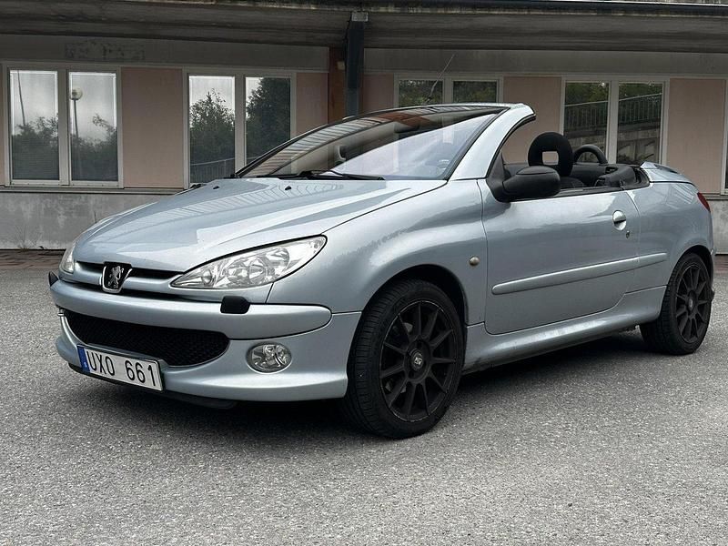 Grå Begagnad 2004 Peugeot 206 CC Cab | 22 495 kr (Marknadspris) - Bild 1/4