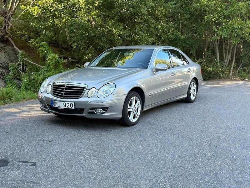 Silver Begagnad 2007 Mercedes E220 Avantgarde Sedan | 52 000 kr (Bra pris) - Bild 1/4