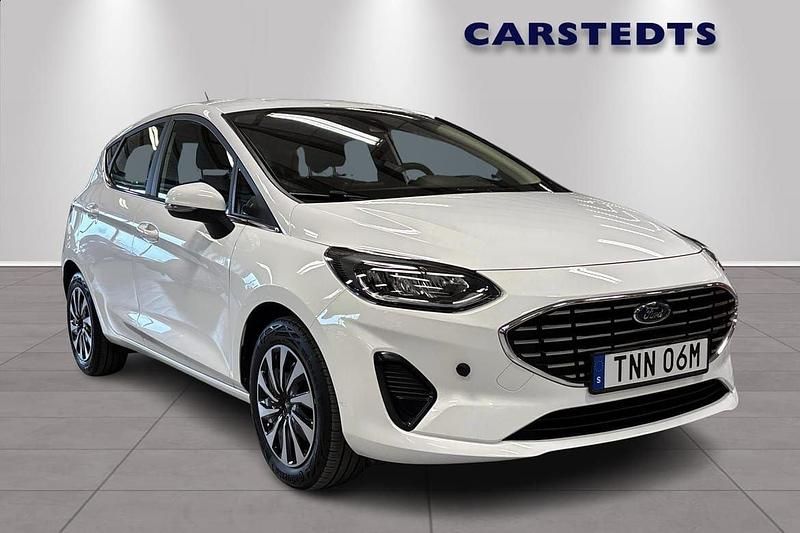 Vit Begagnad 2022 Ford Fiesta Titanium Halvkombi | 169 900 kr (Marknadspris) - Bild 1/4