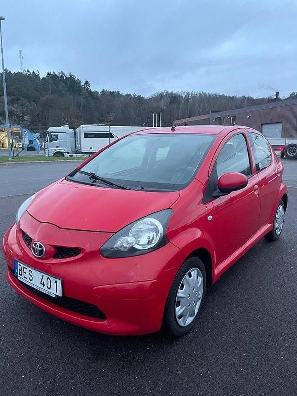 Röd Begagnad 2008 Toyota Aygo Halvkombi | 26 900 kr (Marknadspris) - Bild 1/4