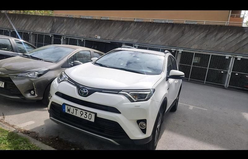 Vit Begagnad 2018 Toyota RAV4 Active SUV | 199 000 kr - Bild 1/4