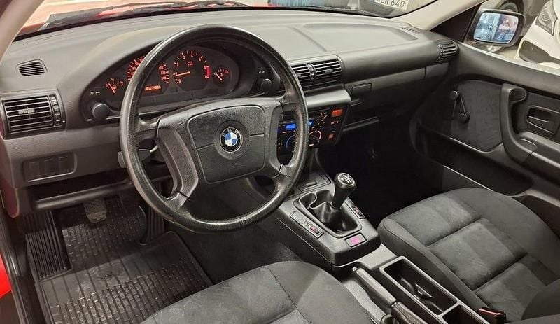 Begagnad BMW 316 Compact 102 HK (75 kW) 1996 Röd Halvkombi