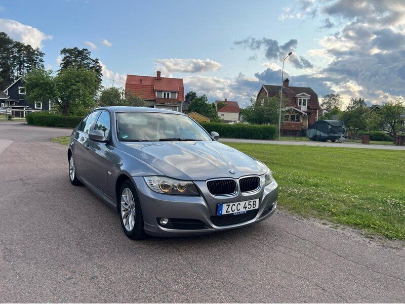 Grå Begagnad 2009 BMW 320 Comfort Edition Sedan | 69 900 kr (Marknadspris) - Bild 1/4