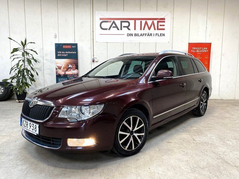 Mörkröd Begagnad 2010 Skoda Superb Elegance Kombi | 55 900 kr (Marknadspris) - Bild 1/4