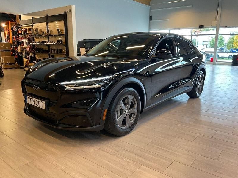 Svart Begagnad 2022 Ford Mustang Mach-E Standard Range SUV | 348 000 kr (Marknadspris) - Bild 1/4
