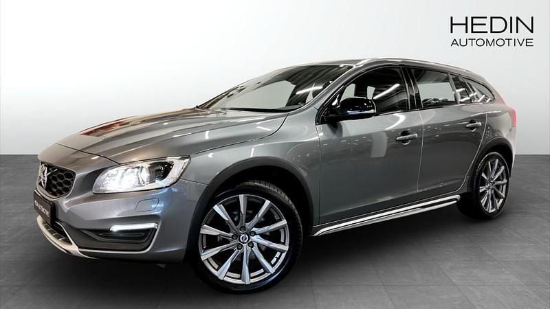 Grå (grey) Begagnad 2017 Volvo V60 CC Momentum Kombi | 259 700 kr (Bra pris) - Bild 1/4