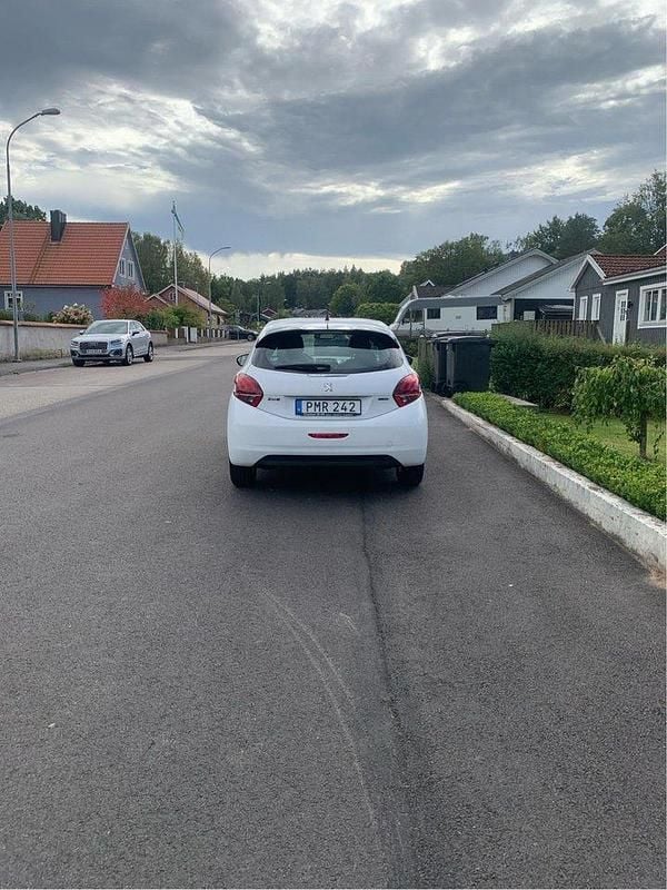 Vit Begagnad 2017 Peugeot 208 Halvkombi | 98 000 kr (Superpris) - Bild 1/4