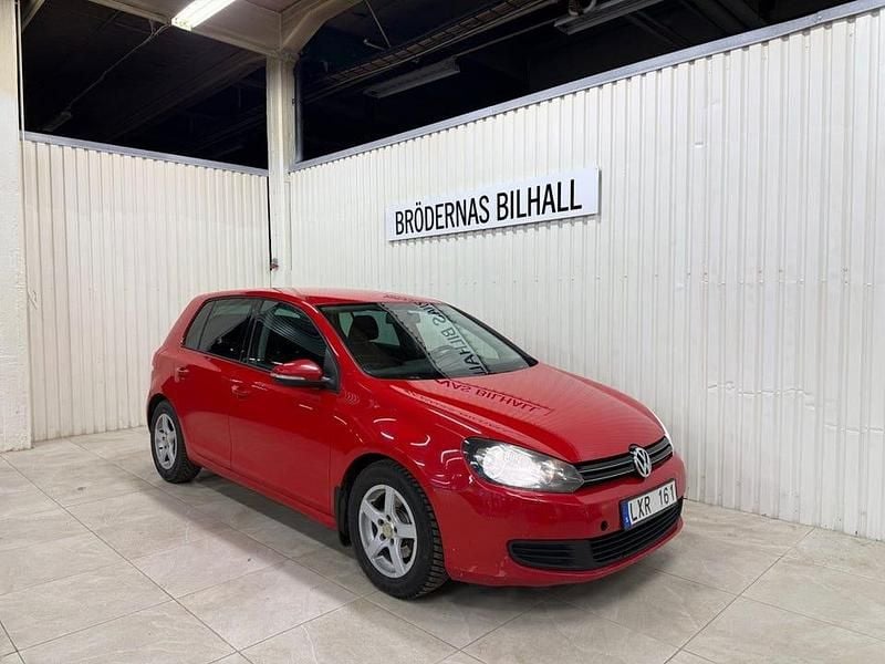Röd Begagnad 2011 VW Golf VII Halvkombi | 74 900 kr (Marknadspris) - Bild 1/4
