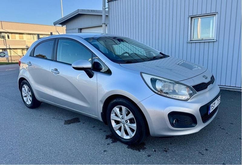 Silver Begagnad 2013 Kia Rio Halvkombi | 42 900 kr (Marknadspris) - Bild 1/4