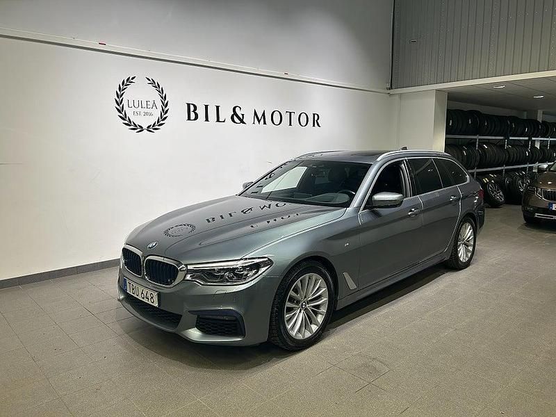 Blå Begagnad 2018 BMW 520 M Sport Kombi | 359 900 kr (Dyr) - Bild 1/4
