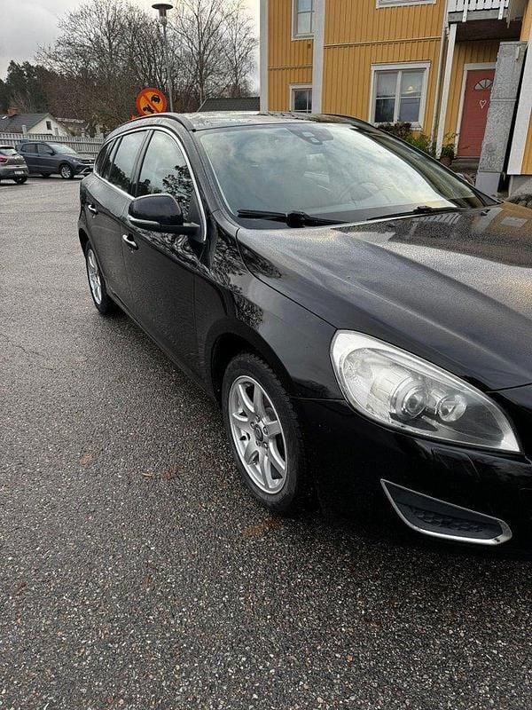 Svart Begagnad 2011 Volvo V60 Momentum Kombi | 90 000 kr (Superpris) - Bild 1/4