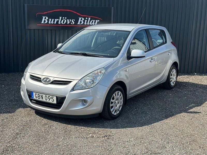 Silver Begagnad 2011 Hyundai i20 Select Halvkombi | 32 800 kr (Marknadspris) - Bild 1/4
