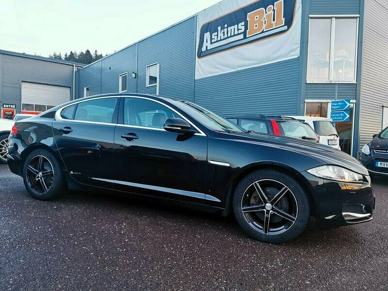Svart Begagnad 2015 Jaguar XF Sedan | 179 900 kr - Bild 1/4