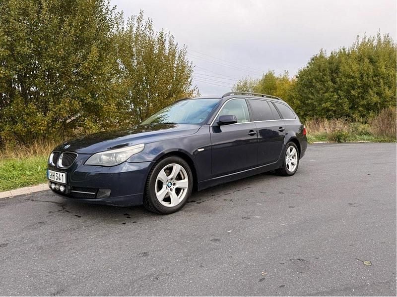 Blå Begagnad 2009 BMW 530 Kombi | 72 000 kr (Marknadspris) - Bild 1/4