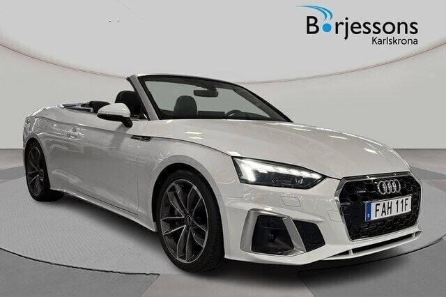Glaciärvit metallic Begagnad 2023 Audi A5 Cabriolet S-Line Cab | 579 000 kr - Bild 1/4