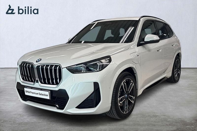 Vit (mineral vit) Begagnad 2024 BMW X1 M Sport SUV | 599 900 kr - Bild 1/4