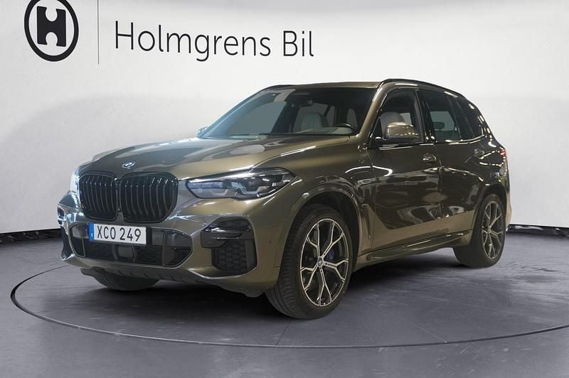 Ljusbrun Begagnad 2022 BMW X5 M Sport SUV | 614 800 kr (Marknadspris) - Bild 1/4