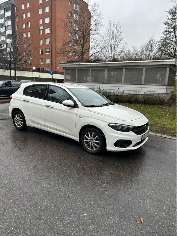 Vit Begagnad 2017 Fiat Tipo Lounge Halvkombi | 94 000 kr (Marknadspris) - Bild 1/4